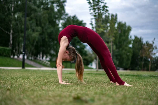 Dívka cvičí jógu a meditaci ve městě. — Stock fotografie