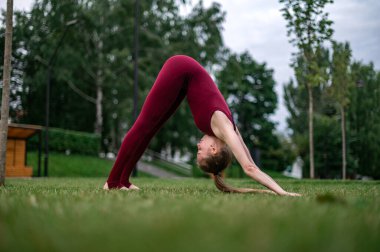 Kız şehirde yoga ve meditasyon yapıyor..
