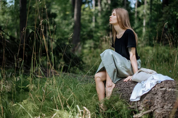 Praktijk van meditatie en interactie met de natuur. Meisje in groen bos — Stockfoto