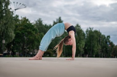 Kız şehirde yoga ve meditasyon yapıyor..