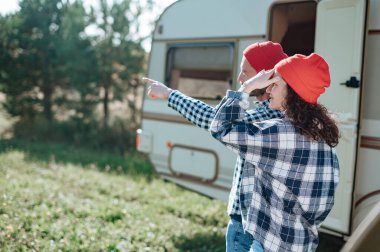 Evdeki karavanın yanında kameralı romantik bir çift..