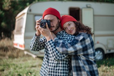 Evdeki karavanın yanında kameralı romantik bir çift..