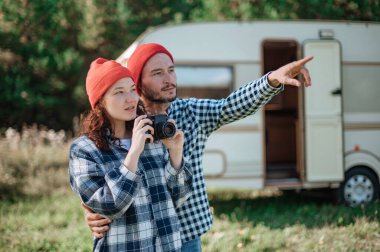 Evdeki karavanın yanında kameralı romantik bir çift..