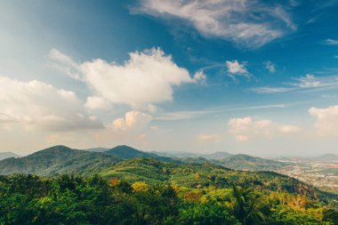 Tayland 'ın Phuket Yarımadası tepelerinin manzarası.