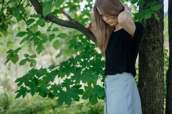 Praktijk van meditatie en interactie met de natuur. Meisje in groen bos — Stockfoto