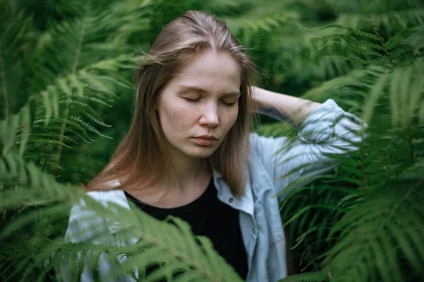 Praxe meditace a interakce s přírodou. Dívka v zeleném lese — Stock fotografie