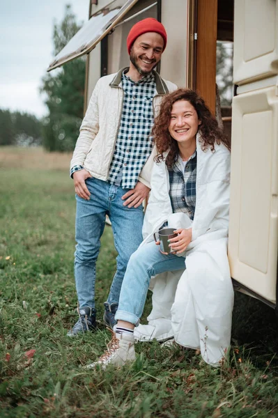 Couple romantique passe du temps ensemble près de la maison de caravane. Beau barbu homme et belle femme appréciant la compagnie de l'autre. Voyager avec un camping-car. — Photo