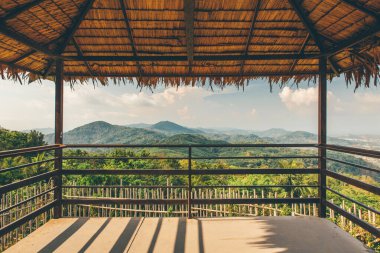 Tayland 'ın Phuket Yarımadası tepelerinin manzarası.