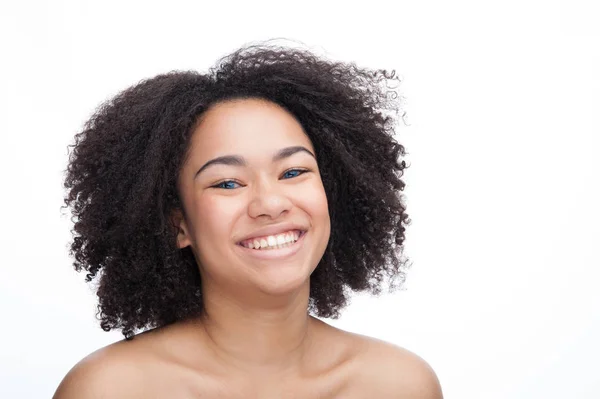 Portréja egy mosolygó fiatal gyönyörű afrikai tizenéves, elszigetelt fehér background — Stock Fotó
