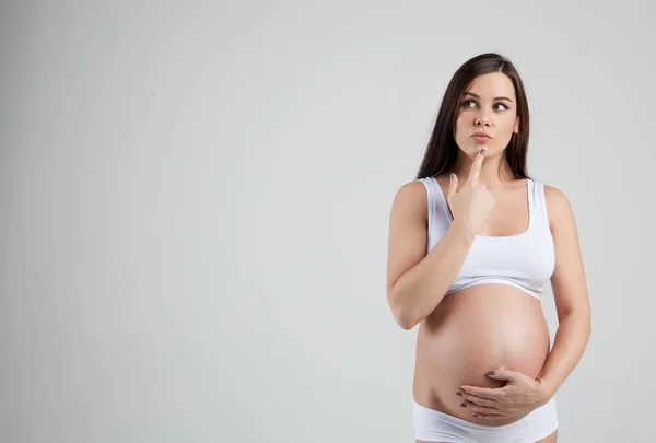 Mulher grávida ser perdido em pensamento — Fotografia de Stock