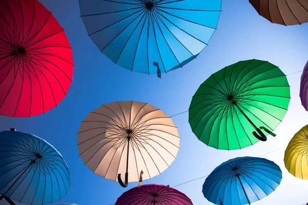 Fond de parasols colorés. Parapluies colorés dans le ciel . — Photo