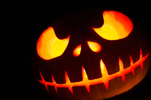Ghastly Halloween dovleac cap jack lanternă pe fundal negru — Fotografie, imagine de stoc