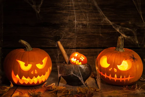 Zwei Halloween-Kürbiskopf-Buchsen auf dunklem Holzhintergrund — Stockfoto