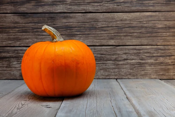 Herbst gelbe Halloween-Kürbisse auf hölzernem Hintergrund — Stockfoto