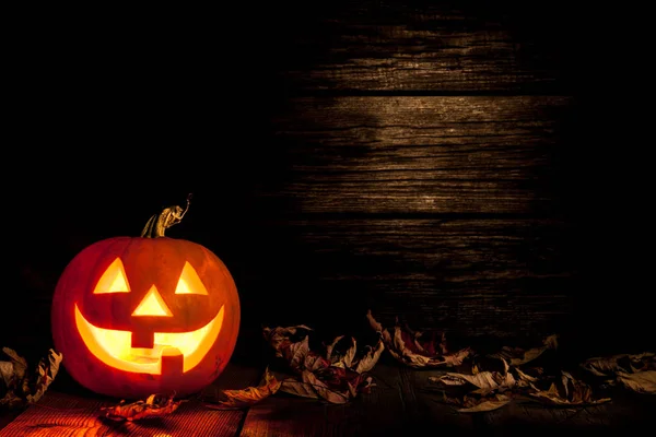 Хэллоуин тыква голову Джек на деревянном фоне — стоковое фото