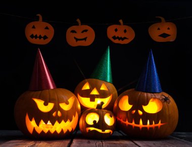 Kara tahta arka planda Cadılar Bayramı balkabağı kabağı kabağı kabağı feneri