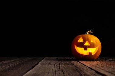 Şirin Halloween balkabağı kafa jack fener ahşap arka plan üzerinde