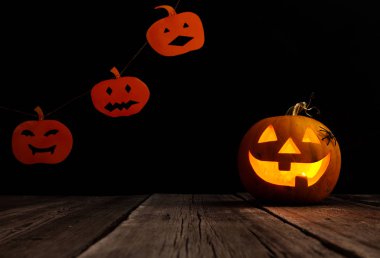 Kara tahta arka planda Cadılar Bayramı balkabağı kabağı kabağı kabağı feneri