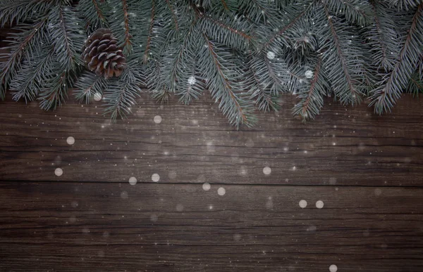 Tannenbaum mit Dekoration auf dunklem Holzhintergrund — Stockfoto