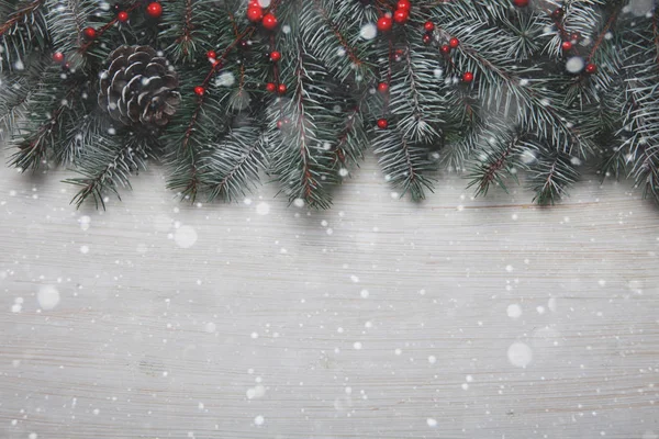 Cartão de Natal. Fundo de madeira branco com abeto de neve e decoração. Vista superior com espaço de cópia para o seu texto — Fotografia de Stock