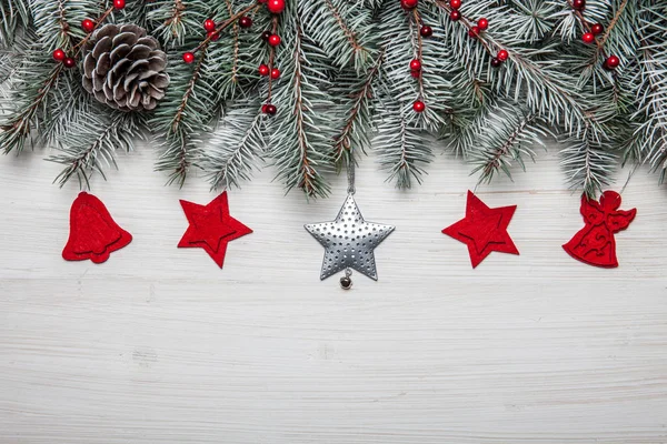 Tarjeta de Navidad. Fondo de madera blanca con abeto de nieve y decoración. Vista superior con espacio de copia para su texto — Foto de Stock