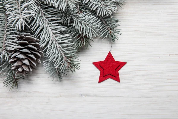 Χριστουγεννιάτικη κάρτα. Λευκό φόντο ξύλινη με χιόνι δέντρο έλατου και διακόσμηση. Το Top view με αντίγραφο χώρο για το κείμενό σας — Φωτογραφία Αρχείου