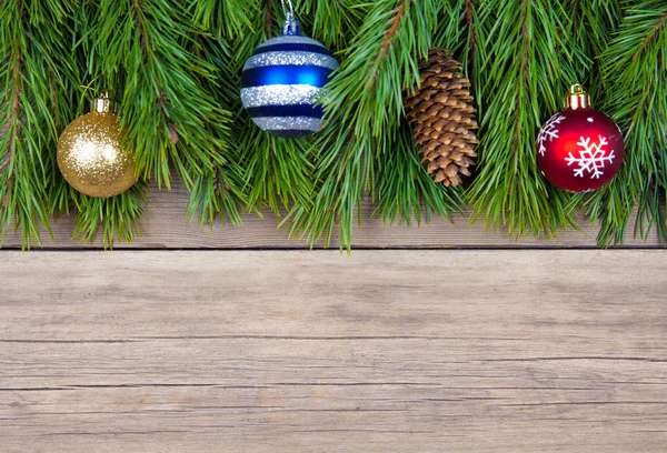 Árvore de abeto de Natal com brinquedo no fundo de madeira — Fotografia de Stock