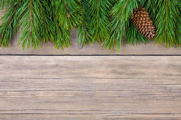 Abeto de Navidad sobre fondo de madera — Foto de Stock