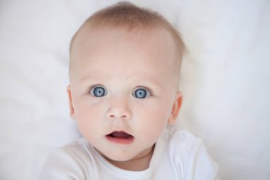 sırt üstü beyaz bir levha üzerinde sürpriz çocuk yalan