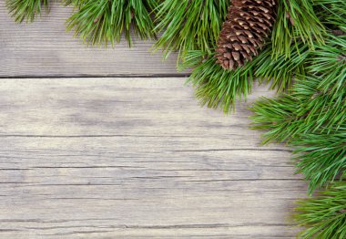 Tahta bir arka planda Noel ağacı