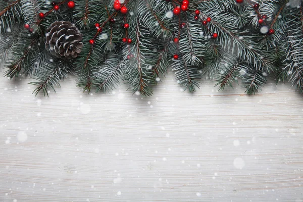 Різдвяна листівка. Білий дерев'яний фон зі сніговим ялиновим деревом та прикрасою. Вид зверху з пробілом для копіювання вашого тексту — стокове фото