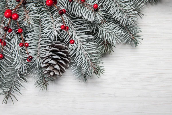 Tarjeta de Navidad. Fondo de madera blanca con abeto de nieve y decoración. Vista superior con espacio de copia para su texto — Foto de Stock