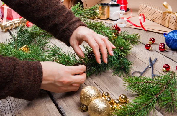 Noel çelengi yapan kadın