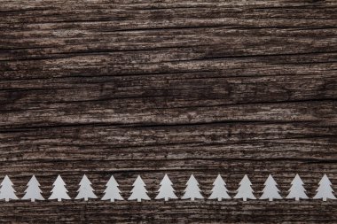 Noel arka plan. Ahşap zemin üzerinde üç dekoratif köknar.