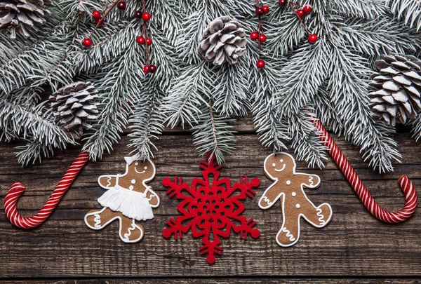 Abeto de Navidad con decoración sobre fondo de madera oscura —  Fotos de Stock