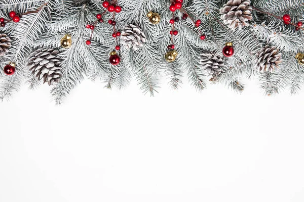 Kerstkaart. Witte achtergrond met sneeuw fir tree en decoratie. Bovenaanzicht met kopie ruimte voor uw tekst — Stockfoto