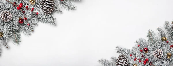 Noel kartı. Beyaz arka plan ile kar köknar ağacı ve dekorasyon. Metniniz için kopya alanı ile üstten görünüm