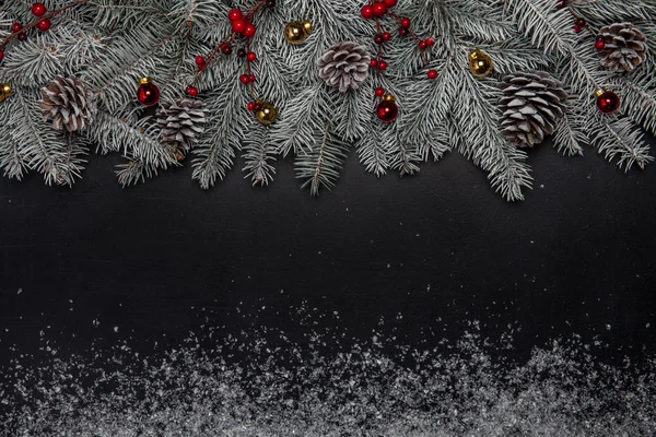 Árvore de Natal com decoração em fundo escuro — Fotografia de Stock