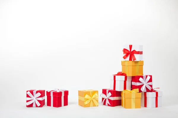 Las cajas de regalo rojas y blancas de Navidad se mantienen en línea con el espacio de copia. Aislado sobre blanco —  Fotos de Stock
