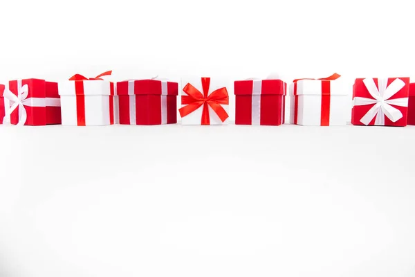 Cutiile cadou de Crăciun roșu și alb rămân în linie cu spațiul de copiere. Izolat pe alb — Fotografie, imagine de stoc
