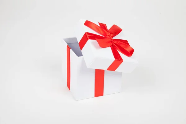 Cutie cadou alb cu panglică roșie izolată pe fundal alb — Fotografie, imagine de stoc
