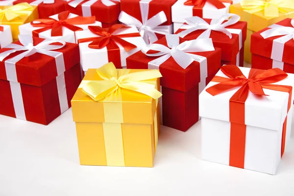 Красно-белые и золотые подарочные коробки остаются в одной строке с копировальным пространством. Изолированный на белом фоне. Рождество или день рождения — стоковое фото