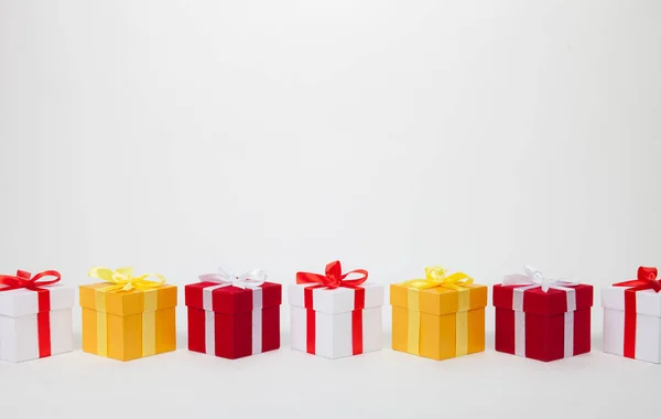 Vánoce, červené a bílé a zlaté dárkové krabice se zůstat v prostoru kopie. Izolované na bílém — Stock fotografie