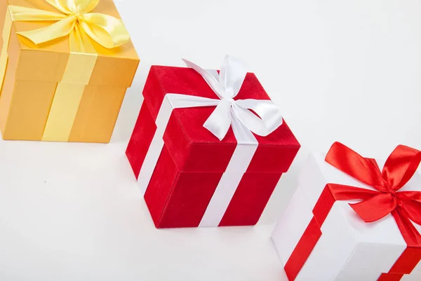 Caixas de presente vermelho e branco e dourado de Natal ficar em linha com espaço de cópia. Isolado em branco — Fotografia de Stock