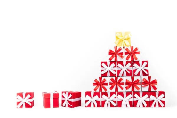 Vánoční dárkové krabice ve tvaru pyramidy vánoční stromeček izolované na bílém — Stock fotografie