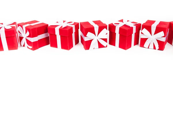 Caixas de presente vermelho de Natal ficar em linha com espaço de cópia. Isolado em branco — Fotografia de Stock