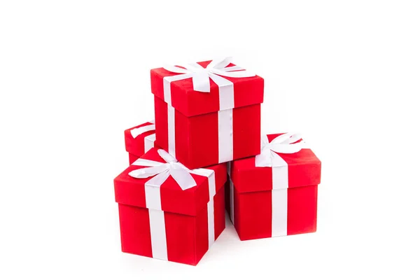 Caixas de presente vermelho de Natal em forma de pirâmide, isoladas em branco — Fotografia de Stock