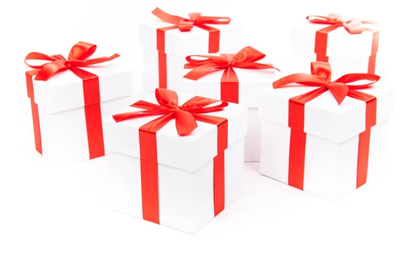 Caixas de presente branco com fita vermelha isolada no fundo branco — Fotografia de Stock