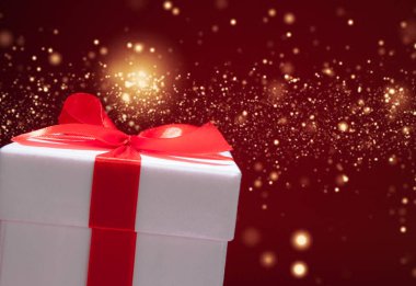 Kırmızı zemin üzerine beyaz hediye kutusu. Kopya spase