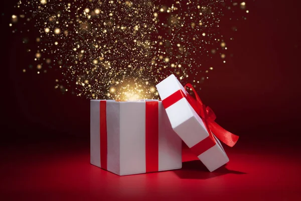 Kırmızı zemin üzerine beyaz hediye kutusu açıldı